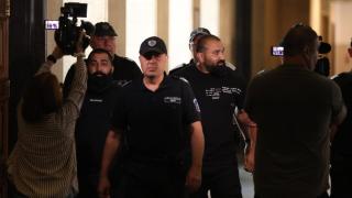 Оставиха зад решетките двама, свързвани с "Калашниците" (снимки)