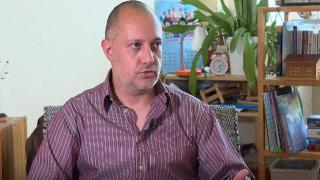 Ултиматум за извинение и заплахи за съд след разкритие в български подкаст, че собственик на македонска телевизия има българско гражданство