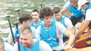 Български отбор се състезава с драконови лодки в Китай