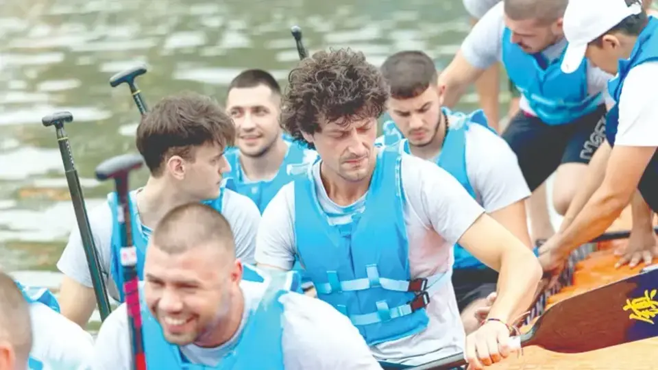 Български отбор се състезава с драконови лодки в Китай
