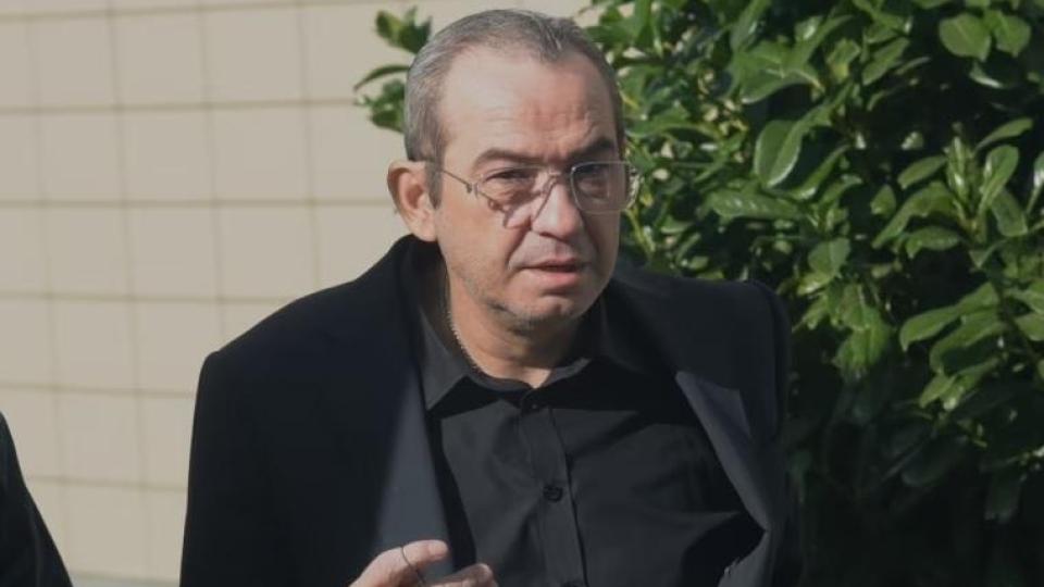 Дегизиран с перука и брада Пепи Еврото всеки месец се прибирал в България