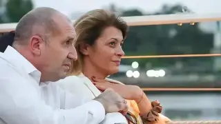Депутатите на Румен Радев завзеха резиденцията на властта в Евксиноград
