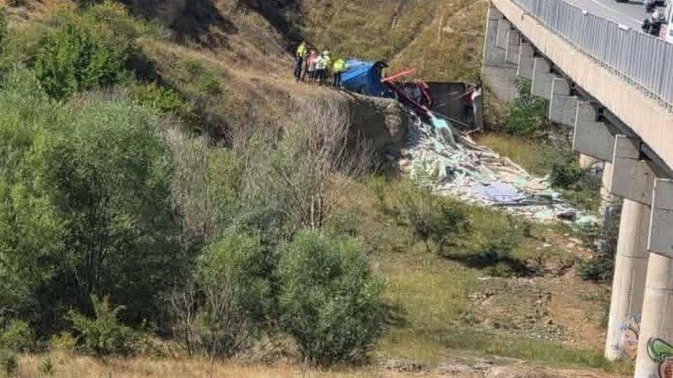 Камион падна от мост на магистрала "Струма", водачът загина