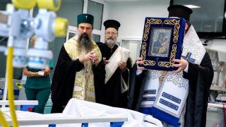 Патриарх Даниил пренесе чудотворната Хавайска икона в реанимациите на ВМА (снимки)