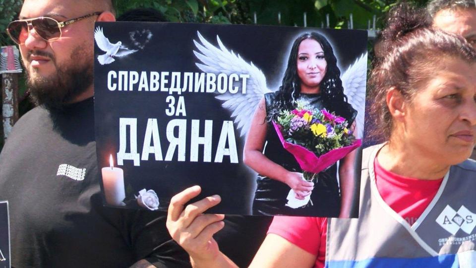 Протест в памет на Даяна, загинала на Е-79, в деня, в който трябваше да е сватбата ѝ (снимки)