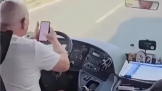Поредно безумие: Шофьор на автобус управлява с лакти, докато гледа TikTok