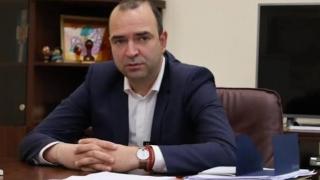 Видео показва десетки деца с тротинетки да карат между колите на главна улица в Кюстендил. Ще доведе ли призивът на кмета до повече контрол от страна на родителите?