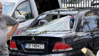След бурята: Затворени пътища, свлачища, залети имоти, потрошени коли и катастрофи (видео)
