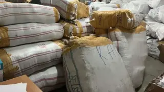 Откриха десетки хиляди дрехи менте в три тира на Лесово