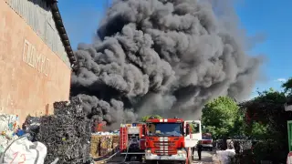 Незаконно сметище пламна в София, задушлива миризма обхвана района