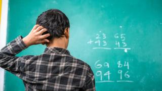 PISA 2025: Българските ученици с нов спад - едва 42% покриват базовото ниво по четене, а по математика - 43%