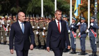 Радев посрещна евроскептичния Андрей Бабиш с официална церемония в София (снимки)