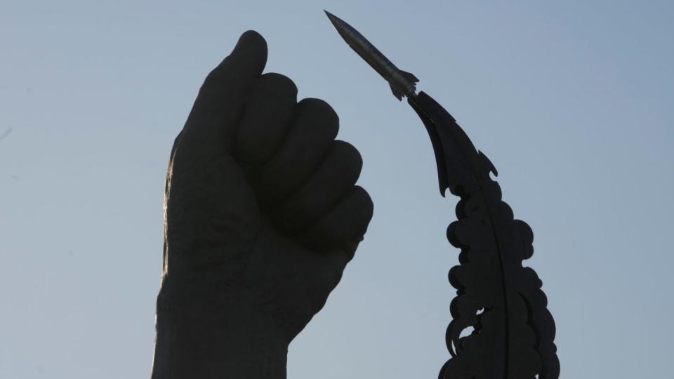 Снимки показаха мащабни щети от ирански удари по американски бази в Близкия изток