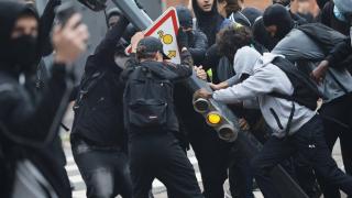 24 френски училища подпалени и разграбени при протестите, над 5000 са в арестите (снимки)