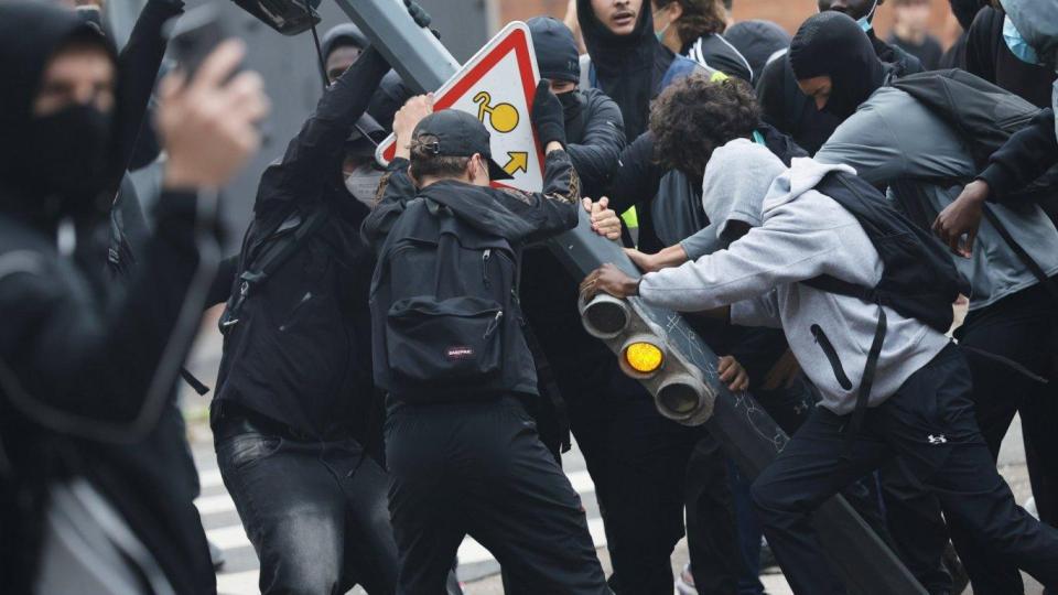 24 френски училища подпалени и разграбени при протестите, над 5000 са в арестите (снимки)