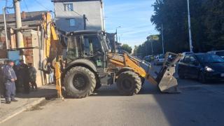 МВР събори с багер масивната ограда на къщата на наркодилър в Столипиново (снимки)