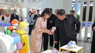 Северна Корея пусна снимки на Ким Чен Ун след тиражиране на слухове, че е починал