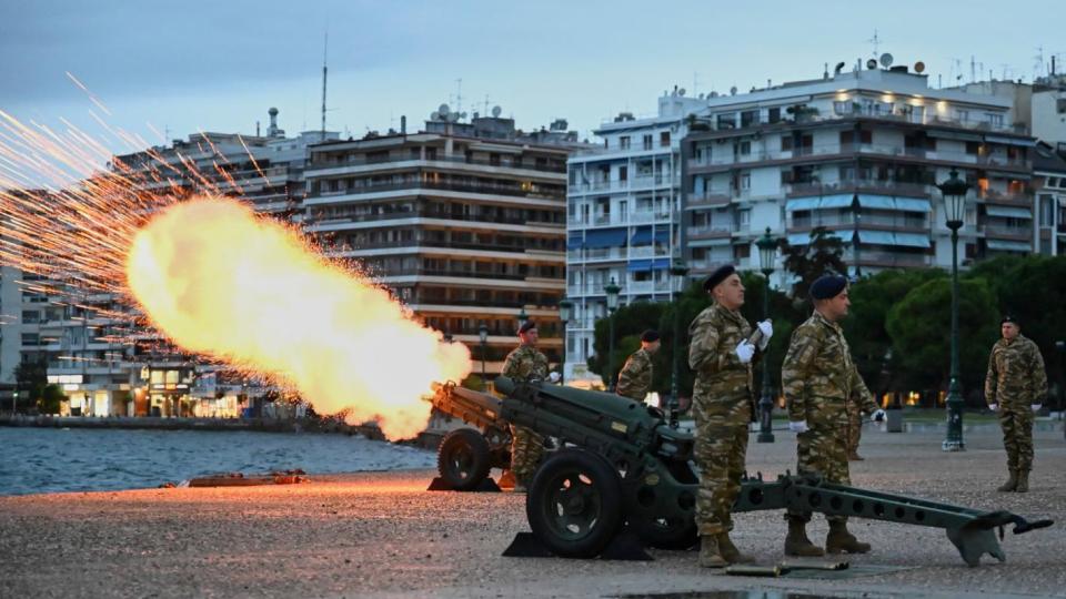 Гърция показа нови системи срещу дронове и ракети на военен парад в Солун (снимки)